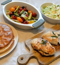 Vištienos filė su feta, karštos pomidorų-porų salotos, kopūstų salotos ir duonel ė