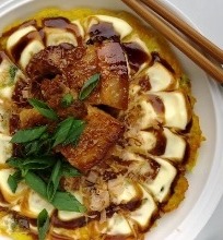 Okonomiyaki su morkomis ir lėtai troškinta kiaulienos šonine