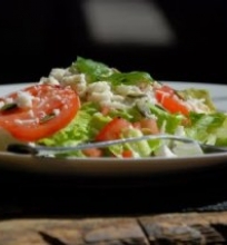 Pomidorų salotos su ožkos sūriu