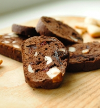 Kakaviniai biscotti su riešutais ir džiovintomis uogomis