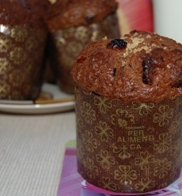 Šokoladiniai muffinai su šokolado gabalėliais ir džiovintomis spanguolėmis