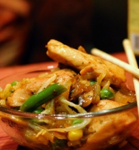Kinietiška vištiena su ryžiais ir daržovėmis