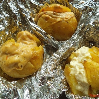 Folijoje keptos šviežios bulvės