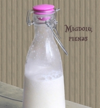 Naminis migdolų pienas