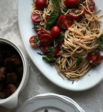 Spaghetti su pomidorais ir maltinukais