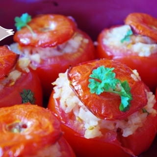 Lašiša ir ryžiais įdaryti pomidorai