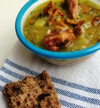 Džiovintų baravykų, voveraičių ir perlinių kruopų sriuba su daržov ėmis