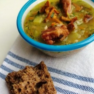 Džiovintų baravykų, voveraičių ir perlinių kruopų sriuba su daržov ėmis