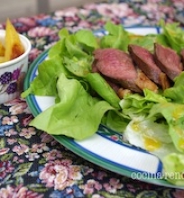 Prancūziška maisto šventė ir salotos su anties krūtinėle
