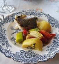 Orkaitėjė kartu su daržovėmis kepta žuvis
