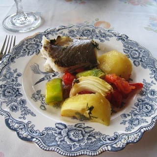 Orkaitėjė kartu su daržovėmis kepta žuvis
