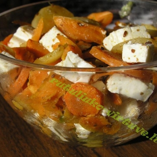 Šiltos morkų salotos su feta sūriu