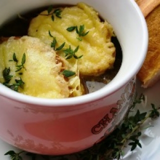 Prancūziška svogūnų sriuba su baltu vynu ir naminiu jautienos sultiniu