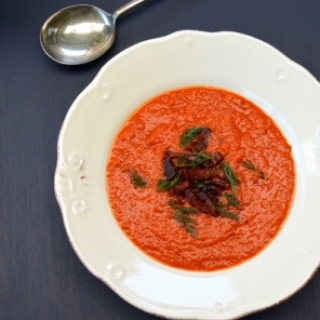Pomidorų iš šoninės sriuba su česnakais