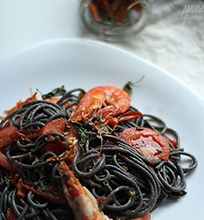 Juodieji spagečiai su krevetėmis