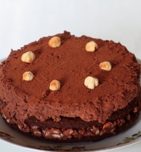 Pieniško šokolado muso tortas su lazdyno riešutų traškučiu
