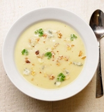 Trinta salierų sriuba su graikiniais riešutais ir gorgonzolos sūriu