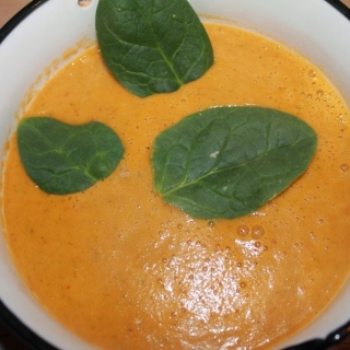 Aromatinga žirnių, špinatų ir pomidorų sriuba