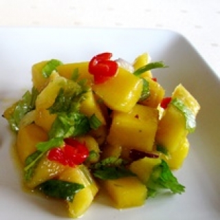 Mango ir kalendros lapelių salotos pagardintos aitriomis paprikomis