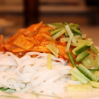 Tailandietiški makaronai su vištiena “Pad Thai”