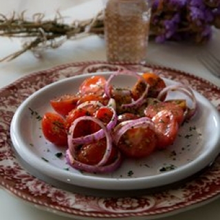 Pomidorų salotos su garstyčiomis