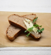 Duona su topinambais, riešutais ir sūriu
