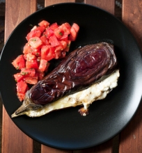 Kepti baklažanai su česnako-medaus padažu, ožkos sūriu ir pomidorų salotomis