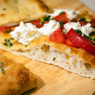balta pica su šviežia mozzarella ir pomidorų salotomis