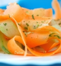 Morkų ir agurkų salotos