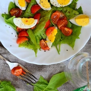 Špinatų salotos su vyšniniais pomidoriukais ir kiaušiniais
