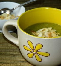 Trinta brokolių sriuba su skrudintomis migdolų riekelėmis