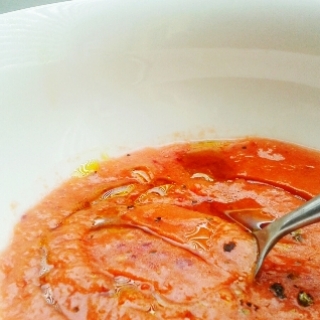 Aštri šalta pomidorų sriuba su vaisiais (gazpacho)