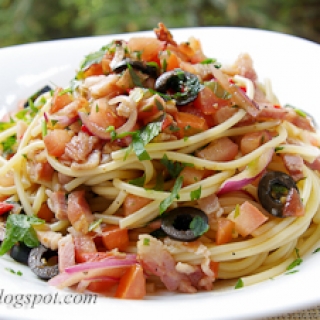 spagečiai su ančiuviais, pomidorais ir šonine