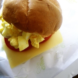 Kiaušinių salotų sumuštinis