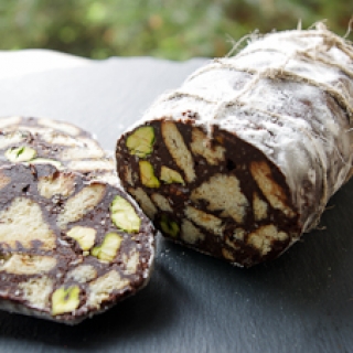 šokoladinis “saliamis” su pistacijomis