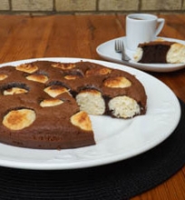 Šokoladinis pyragas su kokosiniais varškės kamuoliukais