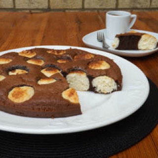 Šokoladinis pyragas su kokosiniais varškės kamuoliukais