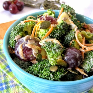 Brokolių-vynuogių salotos