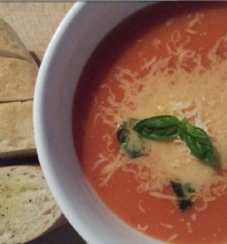 Trinta pomidorų sriuba su česnakiniu skrebučiu