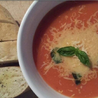 Trinta pomidorų sriuba su česnakiniu skrebučiu