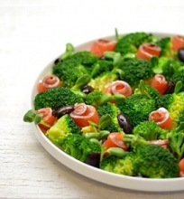 Salotos su brokoliais ir lašiša