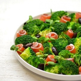 Salotos su brokoliais ir lašiša