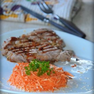 Sprandinės grill su morkų tarkių ir lapų salotomis