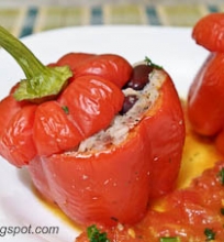 faršu įdarytos paprikos, keptos orkaitėje su pomidorų padažu