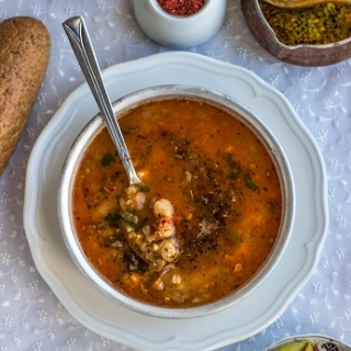 Avinžirnių, lęšių ir perlinių kruopų sriuba