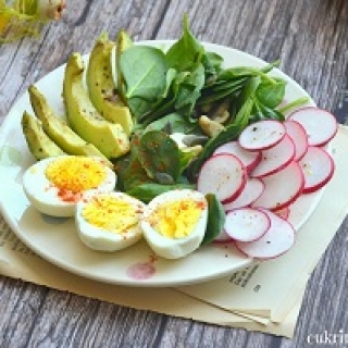 Špinatų, ridikėlių, virtų kiaušinių salotos