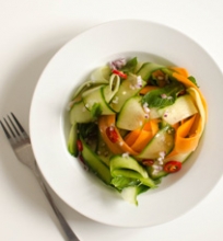 Agurkų ir morkų salotos