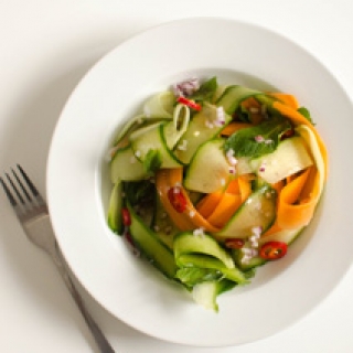 Agurkų ir morkų salotos