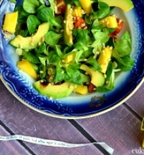 Sultenių salotos su avokadais ir mango