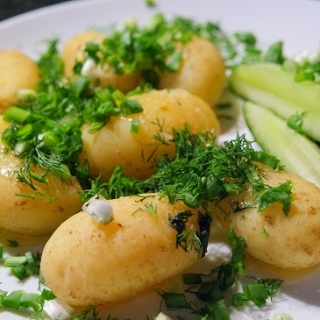 Jaunos bulvės su agurkėliais